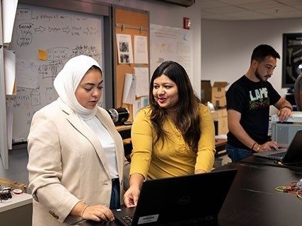 Students and faculty conduct summer research together in the lab