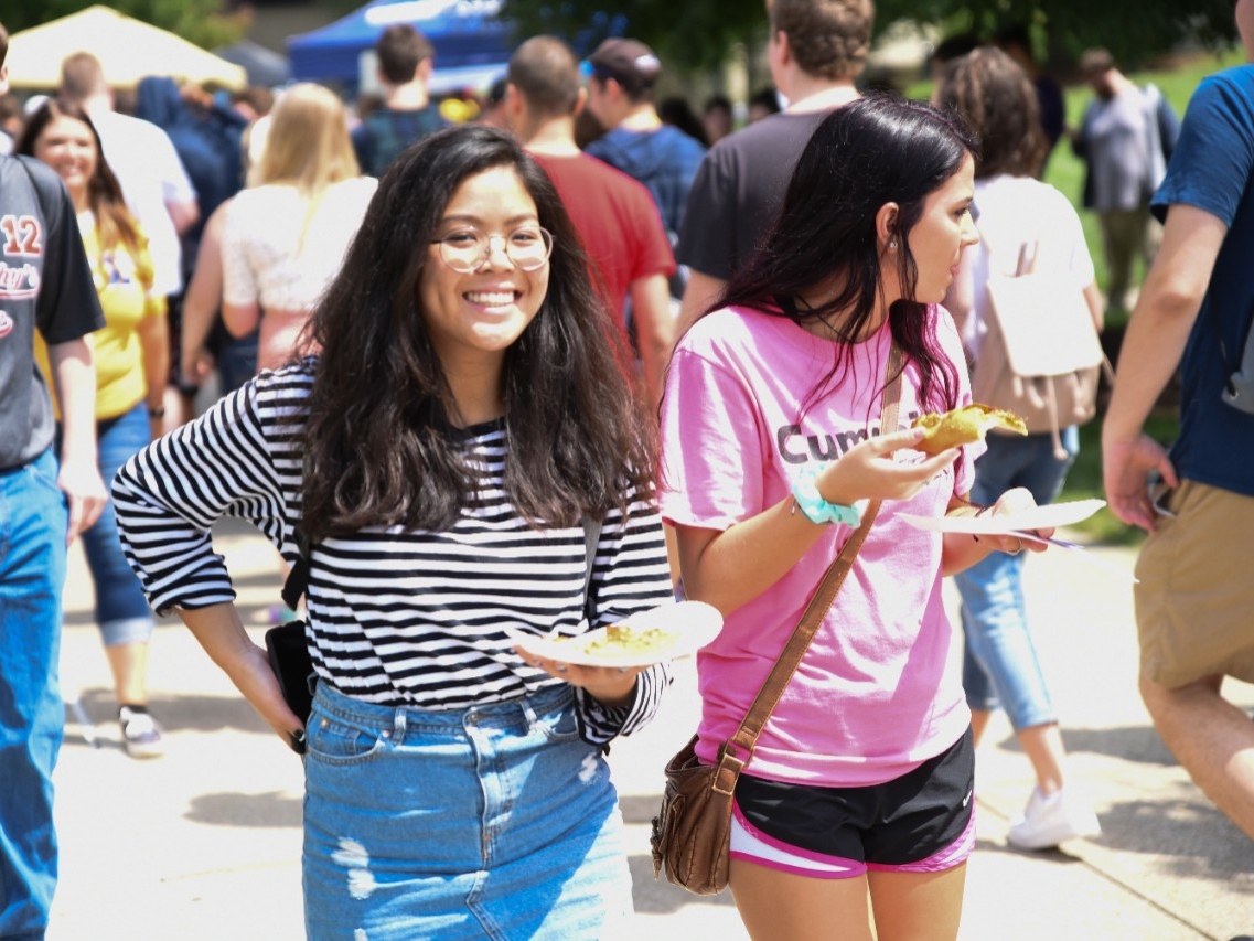 Students eating food at Fresh Fusion event