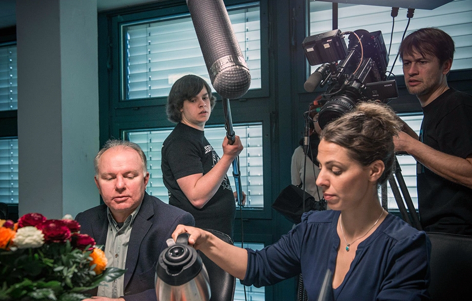 students meeting with mayor of highland heights